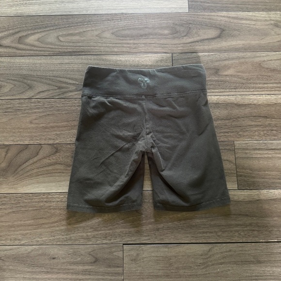 TNA XS Charcoal Grey Bike Shorts | Aritzia - Picture 3 of 5